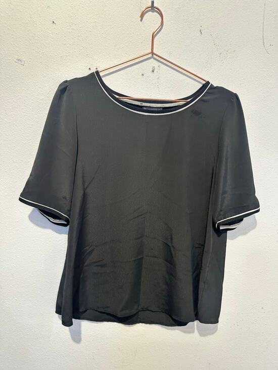 B Collection by Bobeau Tops - BOBEAU  Black Shiney Loose Fit White Detailed Sleeve Collar Blouse size Medium